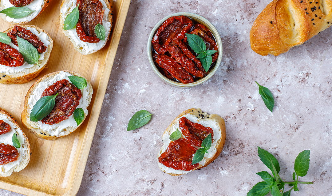 Torrada com queijo e tomate seco