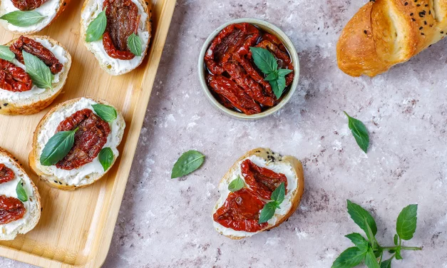 Torrada com queijo e tomate seco