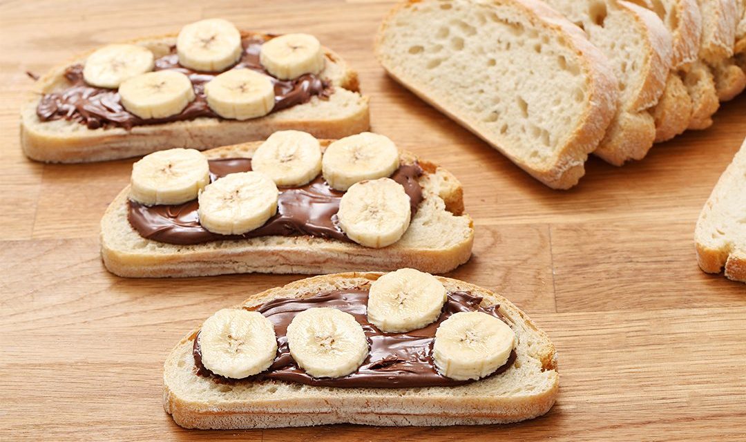 Torrada com creme de avelã e banana