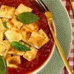 Ravioli tostado com molho na Air Fryer