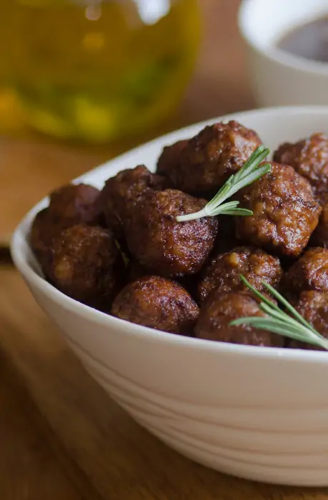 Almondegas prontas feitas na air fryer.