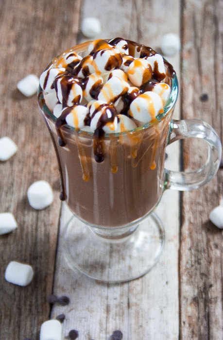 Receita de chocolate quente cremoso com marshmallows. 