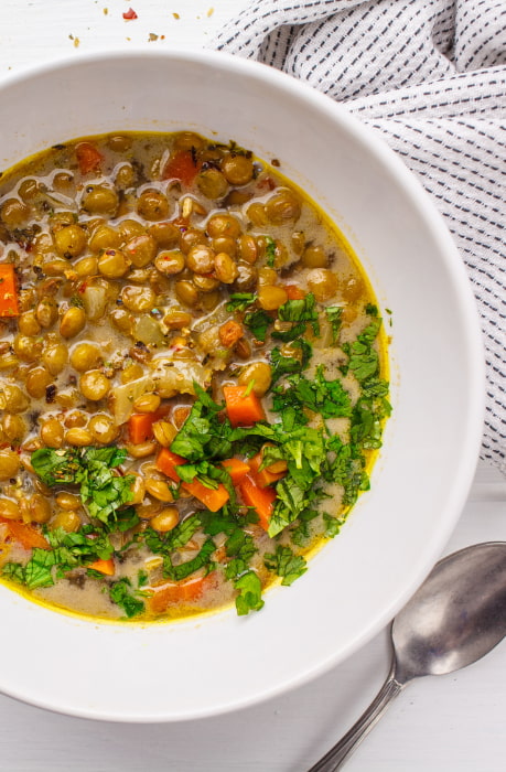 Sopa de lentilha em um prato branco. 