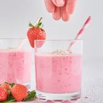 Milkshake de morango no liquidificador