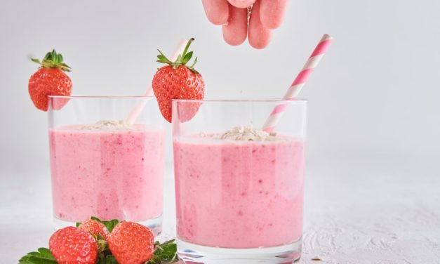 Milkshake de morango no liquidificador