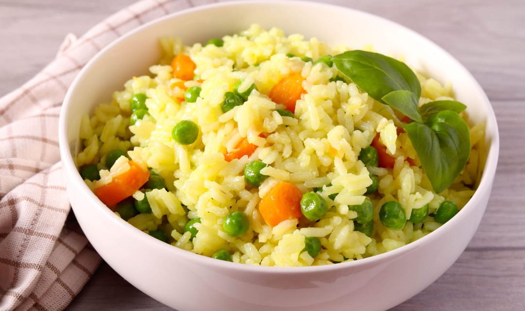 Arroz primavera na panela de arroz