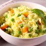 Arroz primavera na panela de arroz