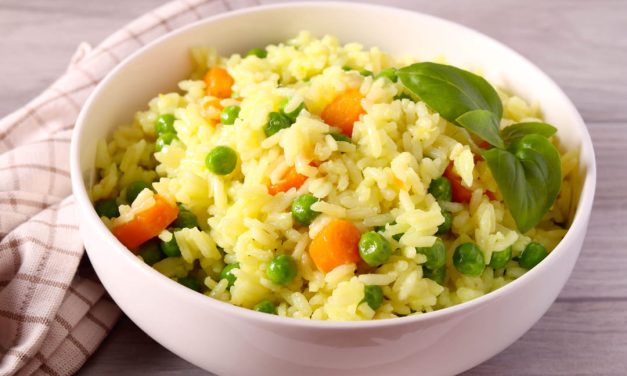 Arroz primavera na panela de arroz