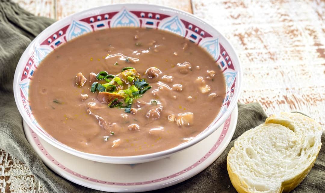 Sopa de feijão na panela de pressão elétrica