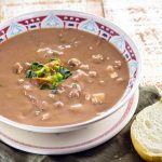Sopa de feijão na panela de pressão elétrica