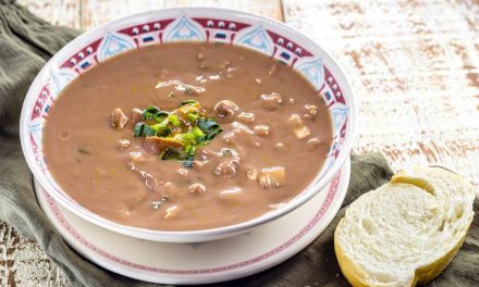 Sopa de feijão na panela de pressão elétrica