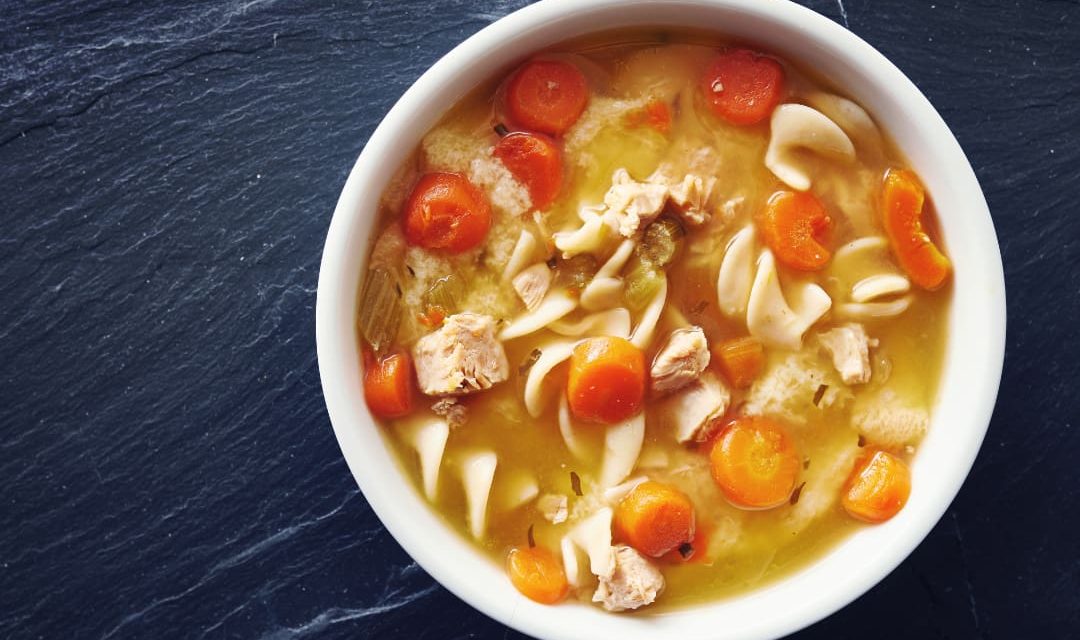 Sopa de macarrão na panela de pressão elétrica