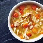 Sopa de macarrão na panela de pressão elétrica