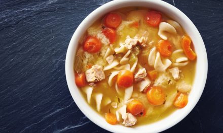 Sopa de macarrão na panela de pressão elétrica