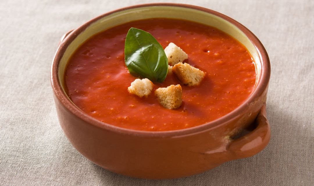 Sopa de tomate na panela de pressão elétrica