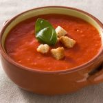 Sopa de tomate na panela de pressão elétrica