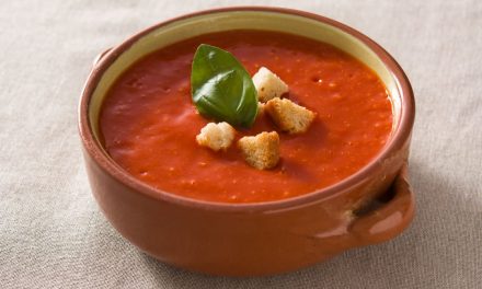 Sopa de tomate na panela de pressão elétrica