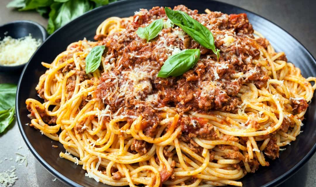 Macarrão à bolonhesa na panela de pressão elétrica