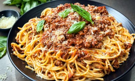 Macarrão à bolonhesa na panela de pressão elétrica