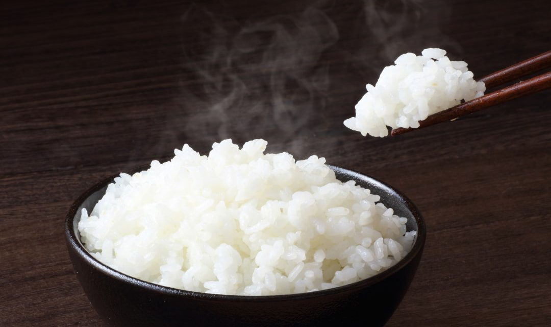 Como fazer arroz japonês na panela de arroz