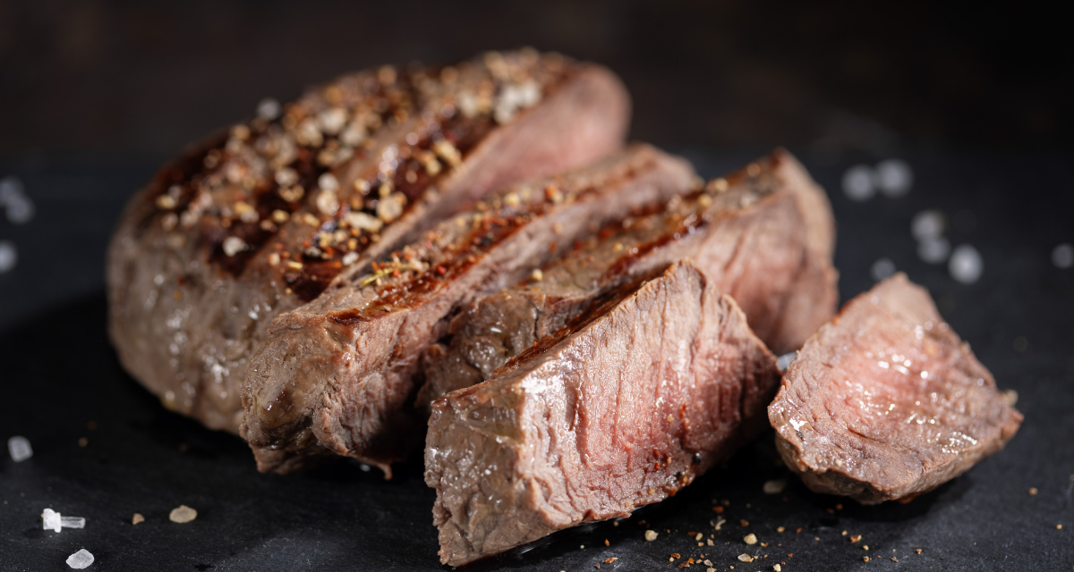Contrafilé com Batatas Rústicas na Air Fryer e Salada Verde Fresca
