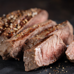 Contrafilé com Batatas Rústicas na Air Fryer e Salada Verde Fresca
