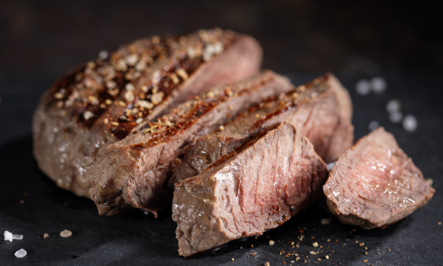 Contrafilé com Batatas Rústicas na Air Fryer e Salada Verde Fresca