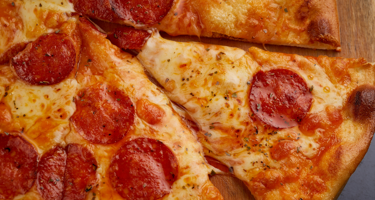 Pizza de pepperoni com massa filo