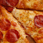 Pizza de pepperoni com massa filo