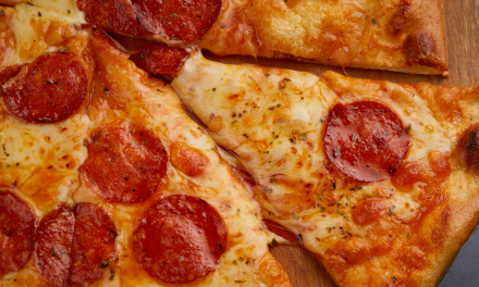 Pizza de pepperoni com massa filo