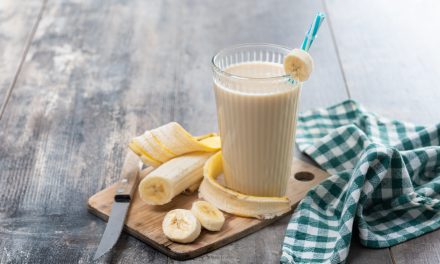 Vitamina de banana com aveia e mel: energia e nutrição em minutos
