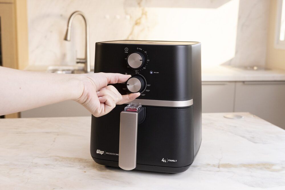 Fritadeira elétrica ajustando temperatura