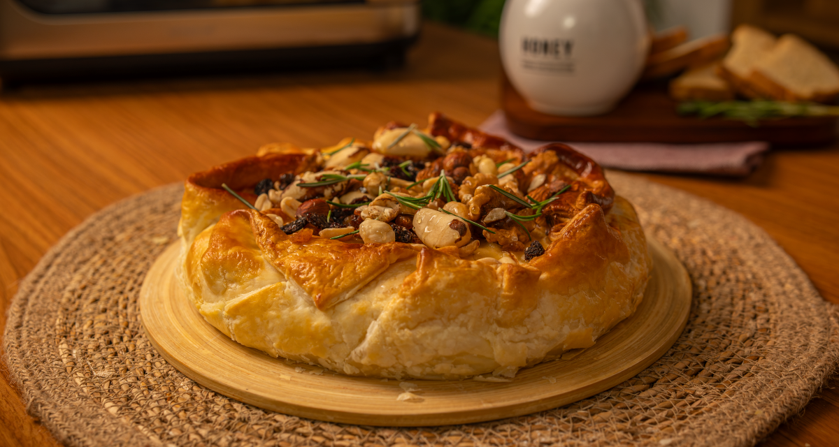 Brie Folhado com nuts e mel