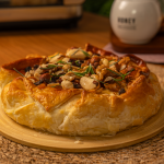 Brie Folhado com nuts e mel