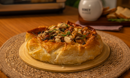 Brie Folhado com nuts e mel