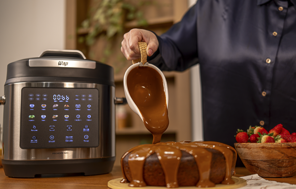 Bolo de chocolate com cobertura de brigadeiro na Panela de Pressão Elétrica