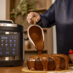 Bolo de chocolate com cobertura de brigadeiro na Panela de Pressão Elétrica
